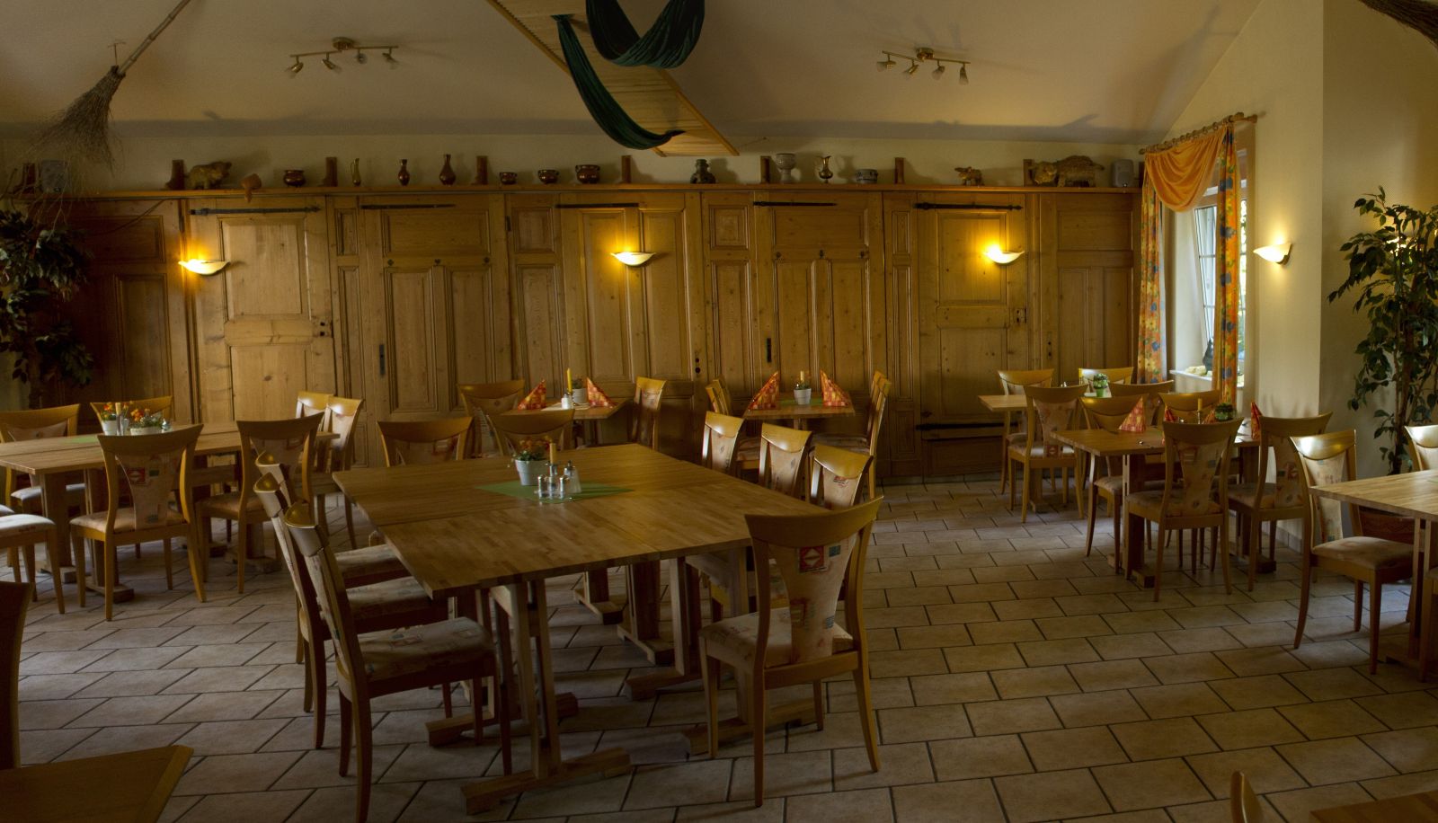 Sala de desayunos dentro del restaurante - Ruhrbrücke