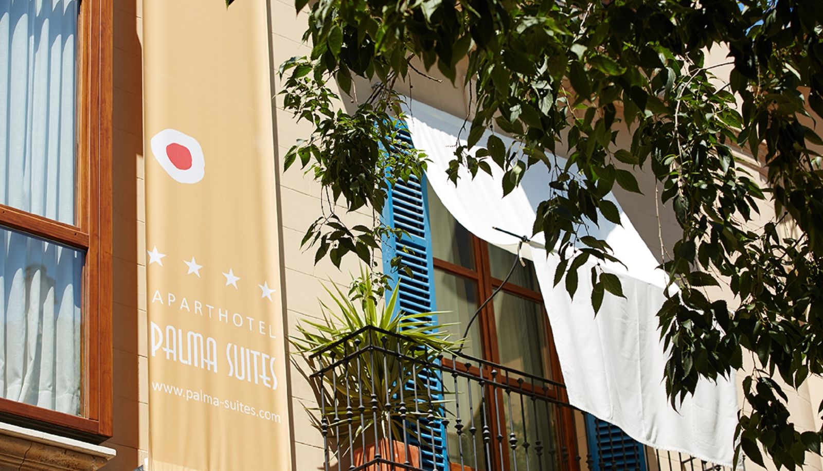 Buitenruimte van het hotel - Palma Suites