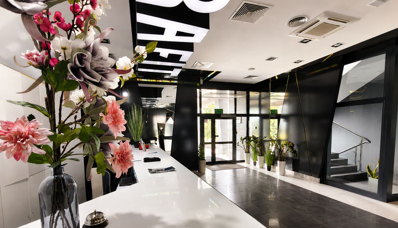 Reception - Grafit