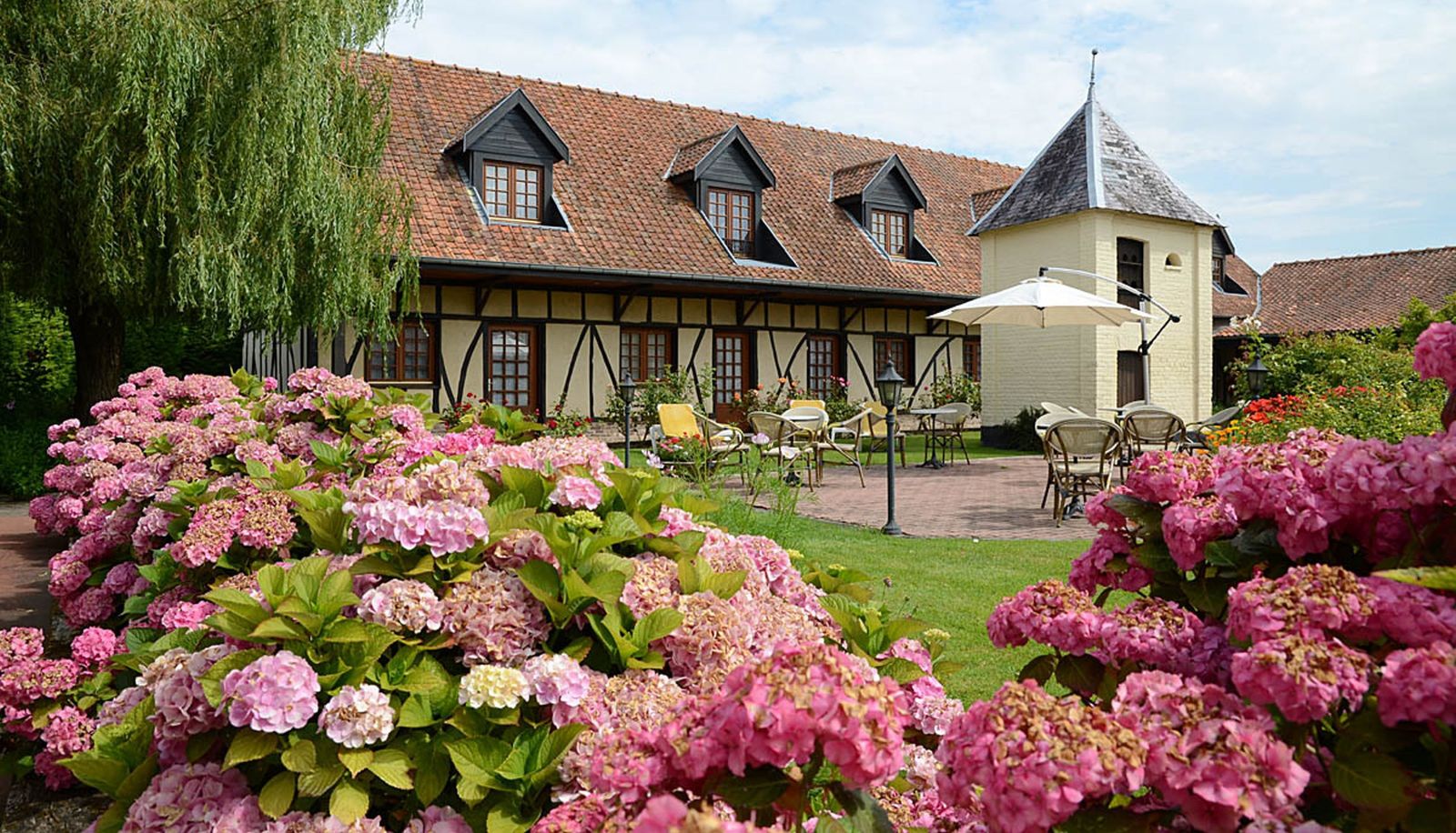 Hotel outdoor area - Le Fiacre