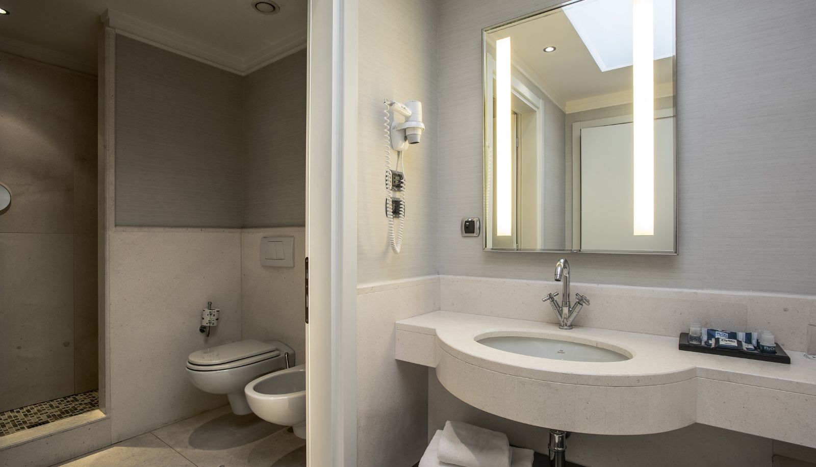 Badezimmer - FlyOn Hotel & Conference Center