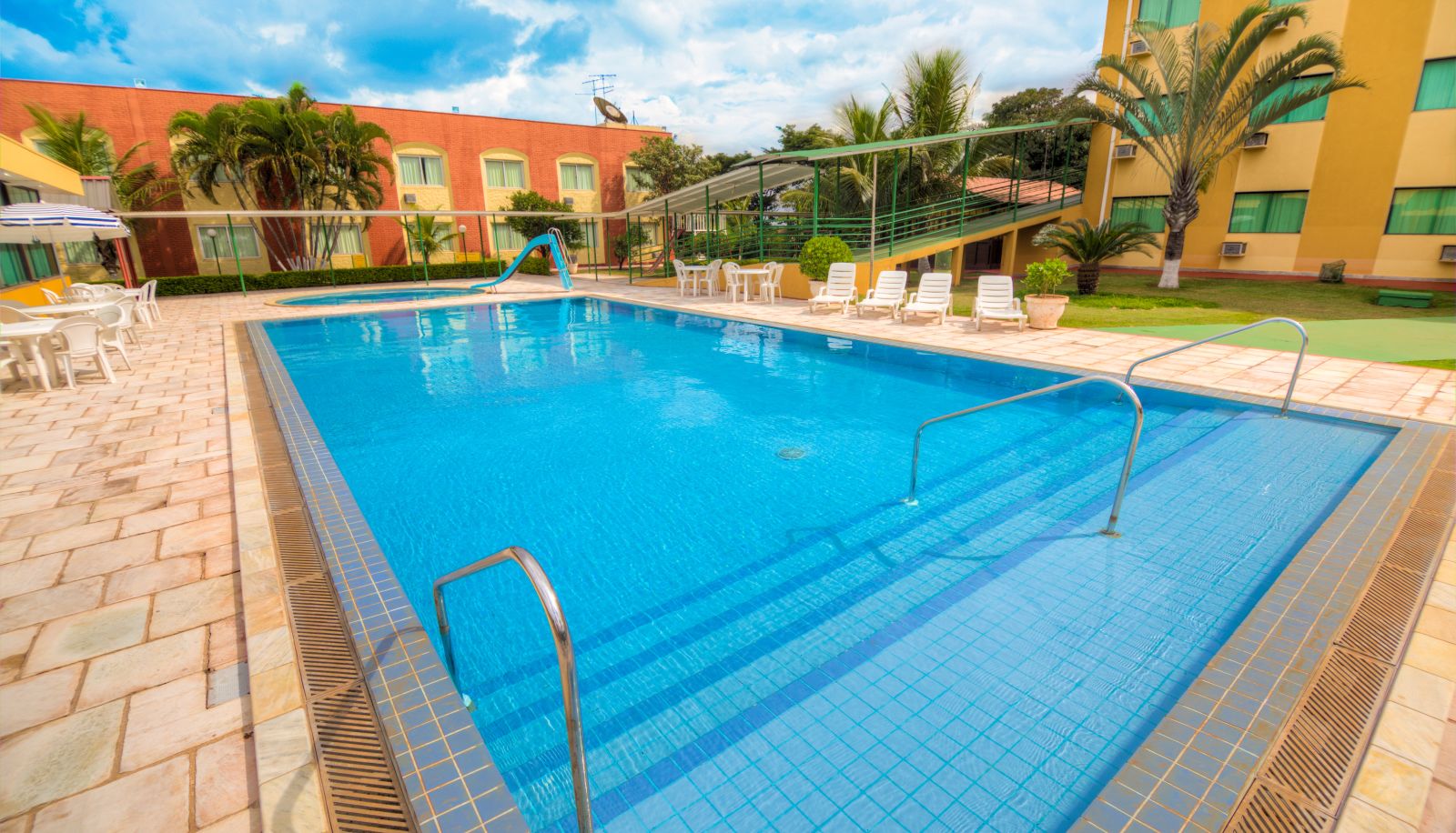Piscina - Dan Inn Uberaba & Convenções