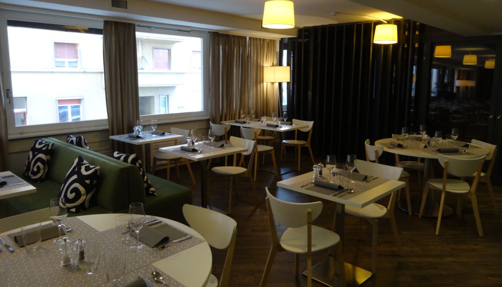 Sala śniadaniowa w restauracji - Alpha