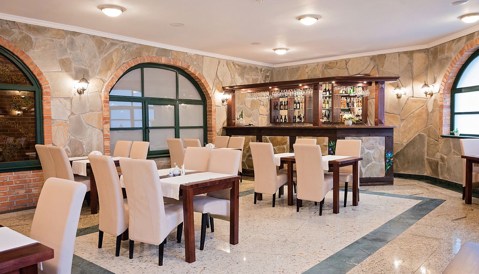 Ontbijtzaal in het restaurant - Szymbark Hotel