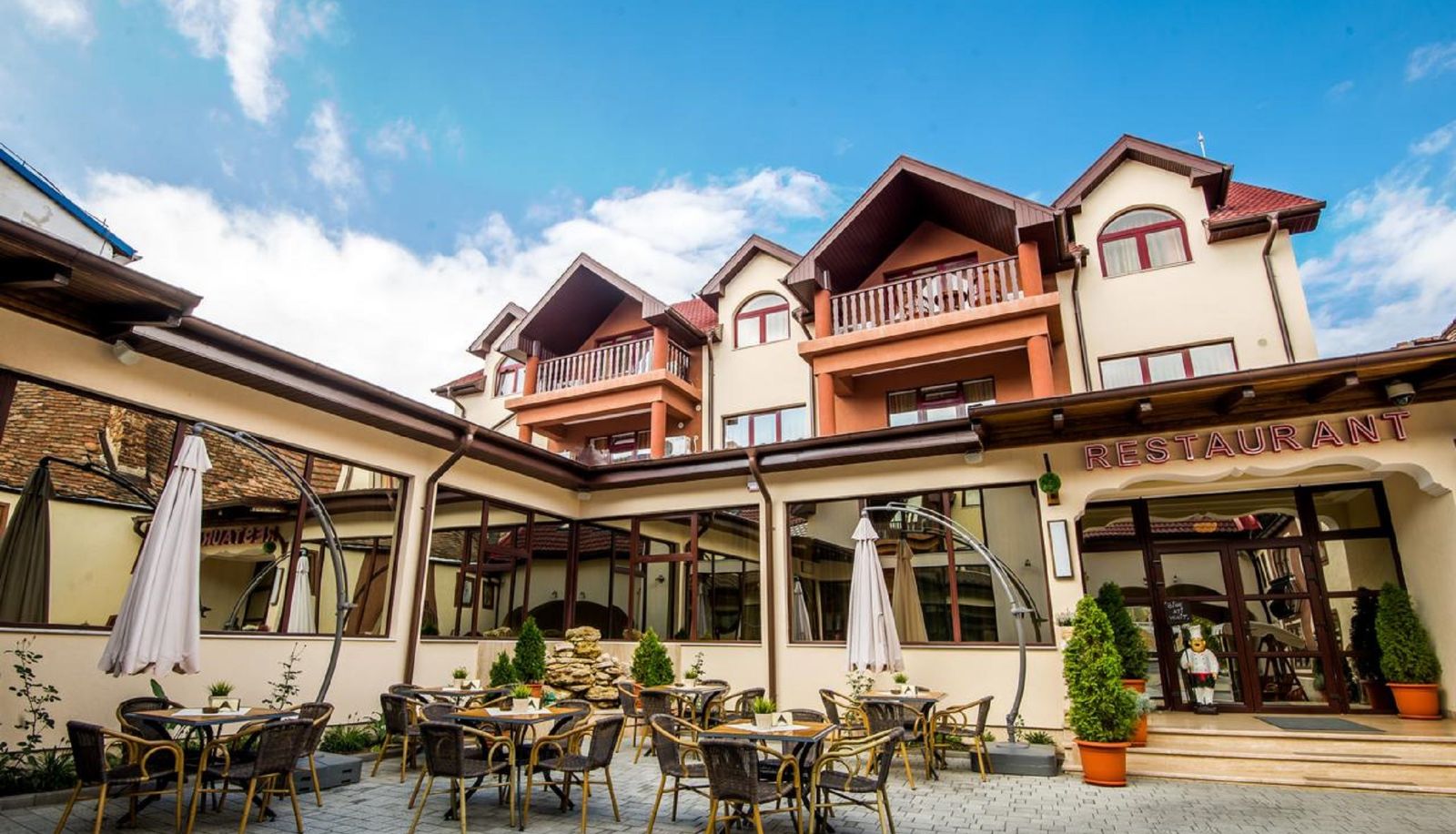 Buitenruimte van het hotel - Montana Popa