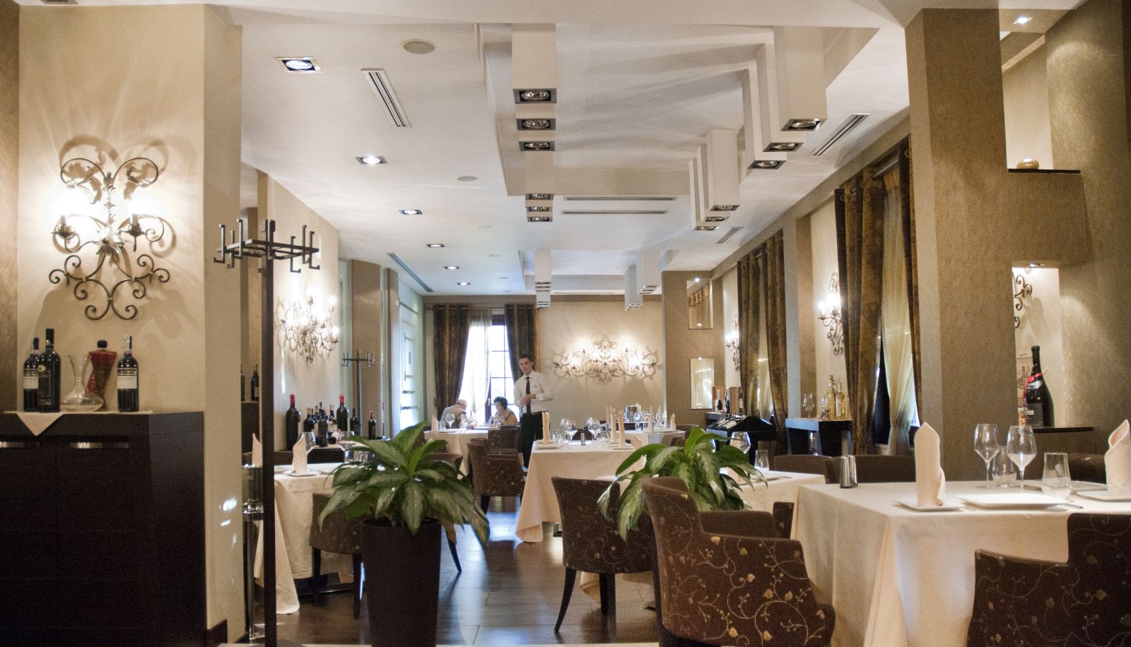 Restaurant - MonarC Hotel