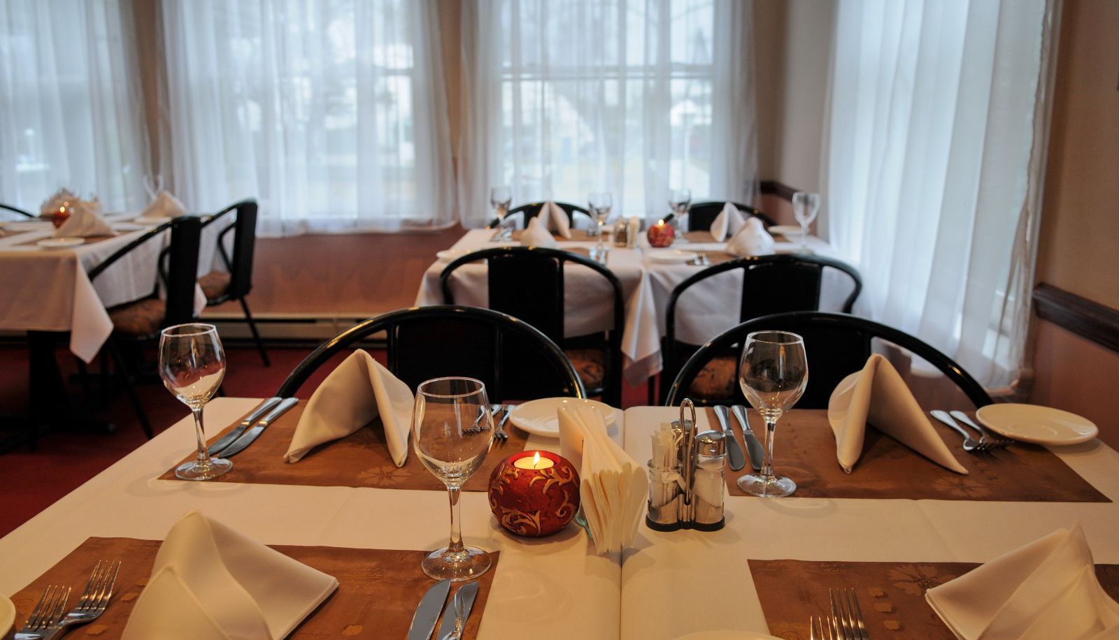 Salle de petit-déjeuner dans le restaurant - Airport Hotel Mara