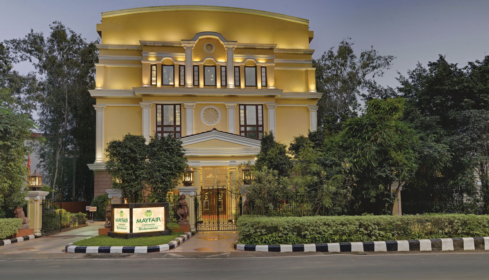 Hotel outdoor area - Mayfair Convention