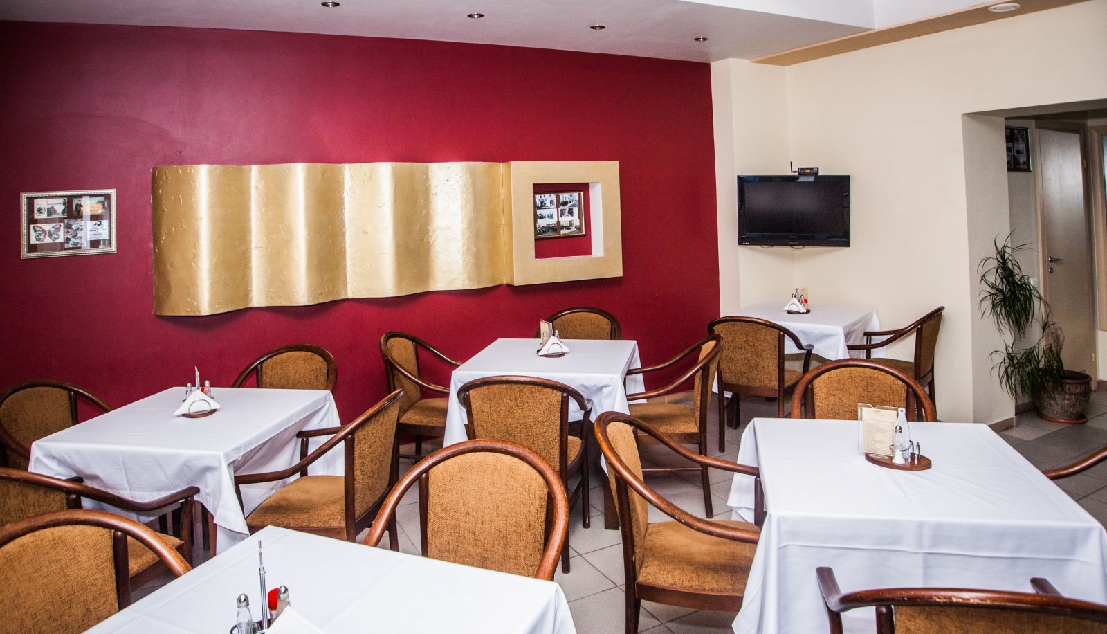 Salle de petit-déjeuner dans le restaurant - Biplan
