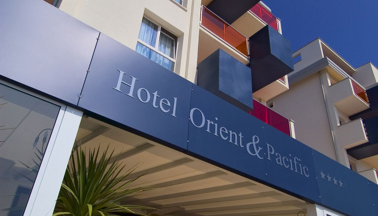 Area esterna dell'hotel - Orient & Pacific