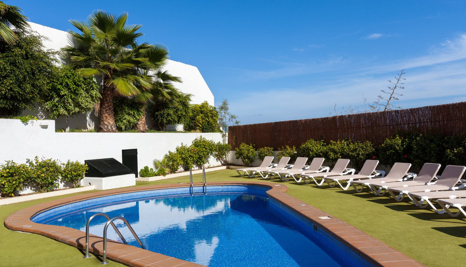 Basen - Los Dragos del Norte Apartamentos