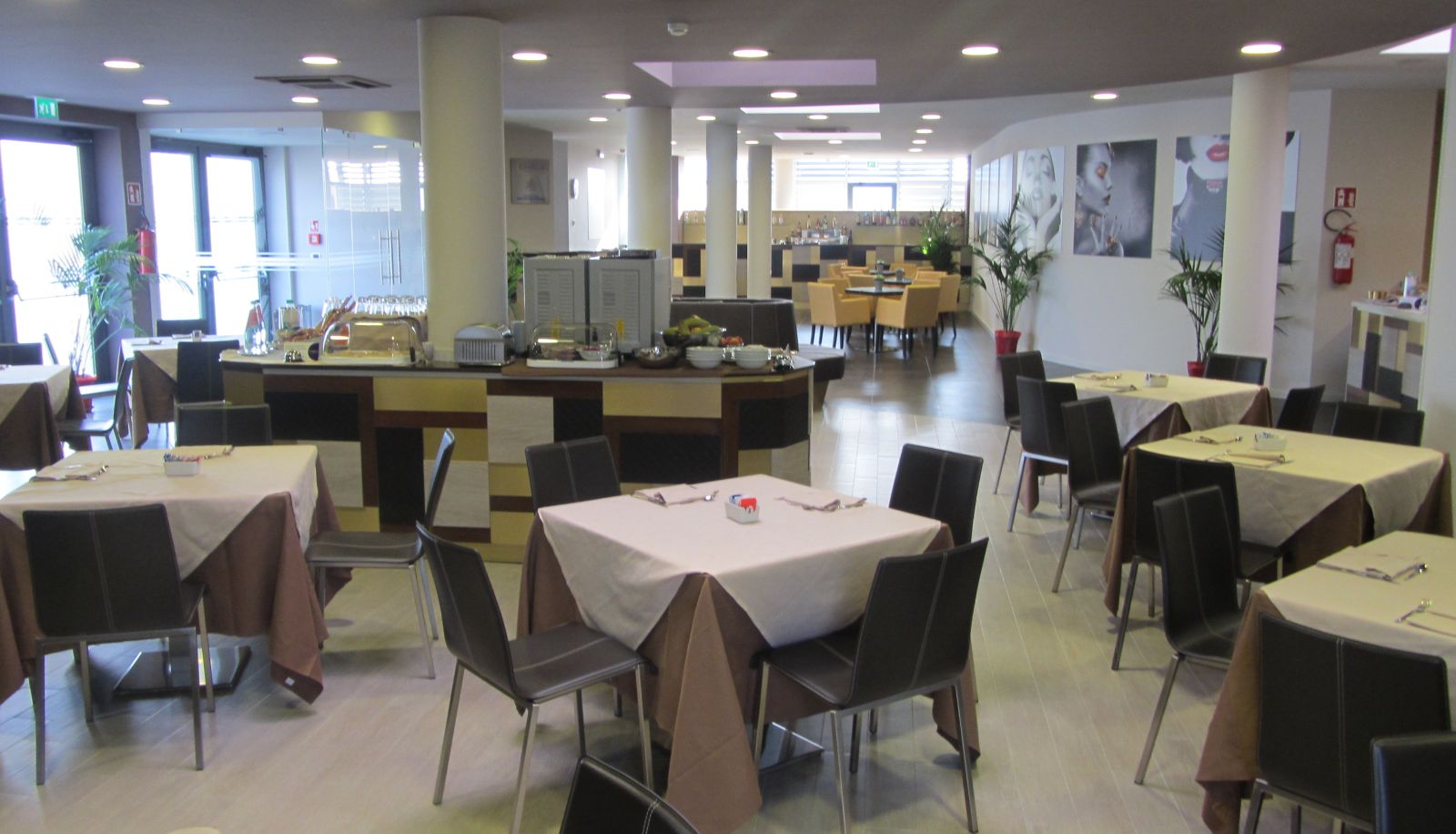 Ontbijtzaal - Camelia Hotel
