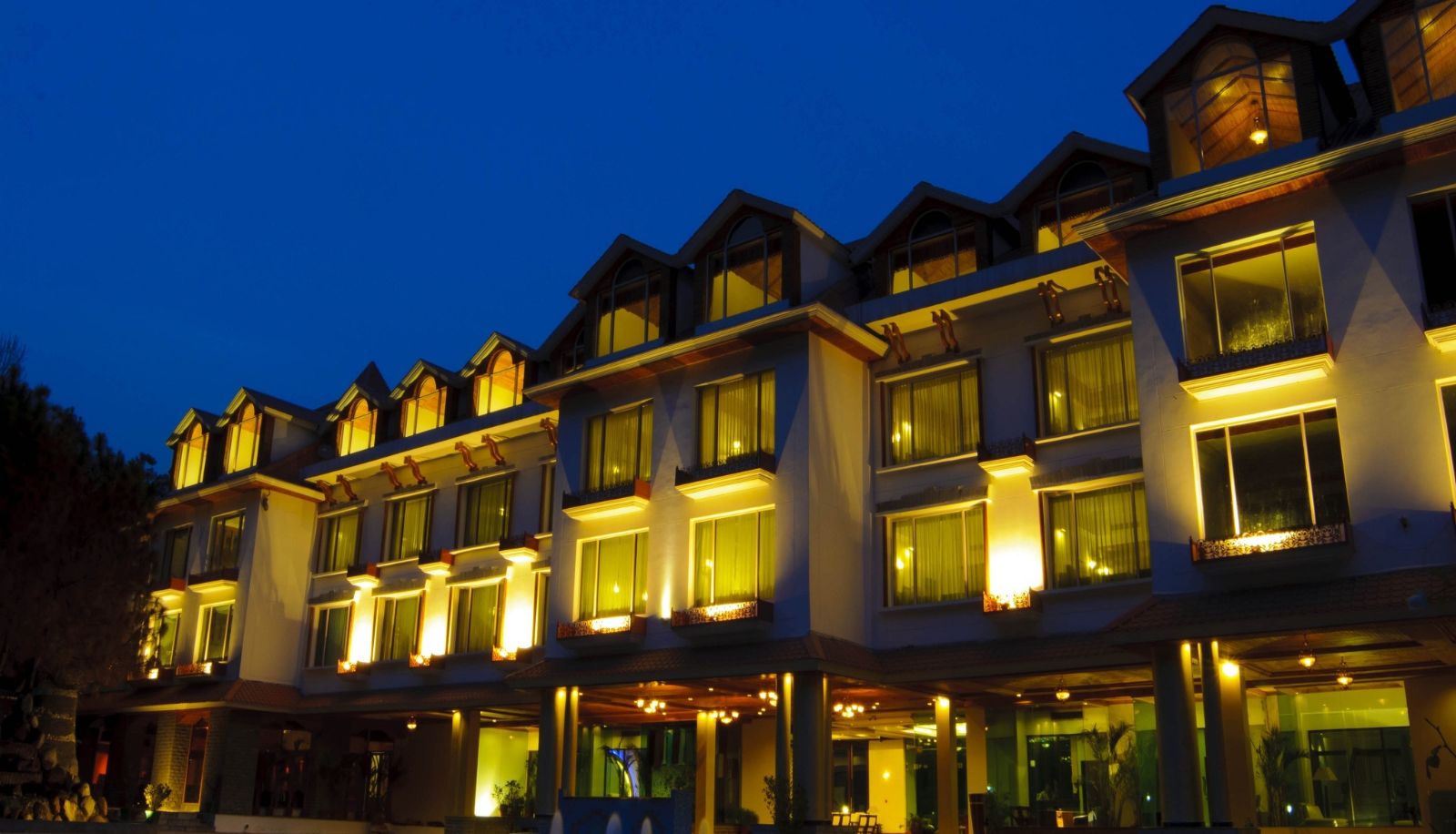 Buitenruimte van het hotel - Mastiff Grand Manali