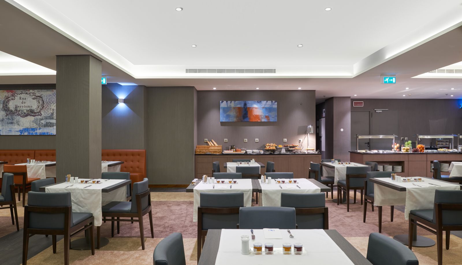 Salle de petit-déjeuner dans le restaurant - Timbre Heroismo