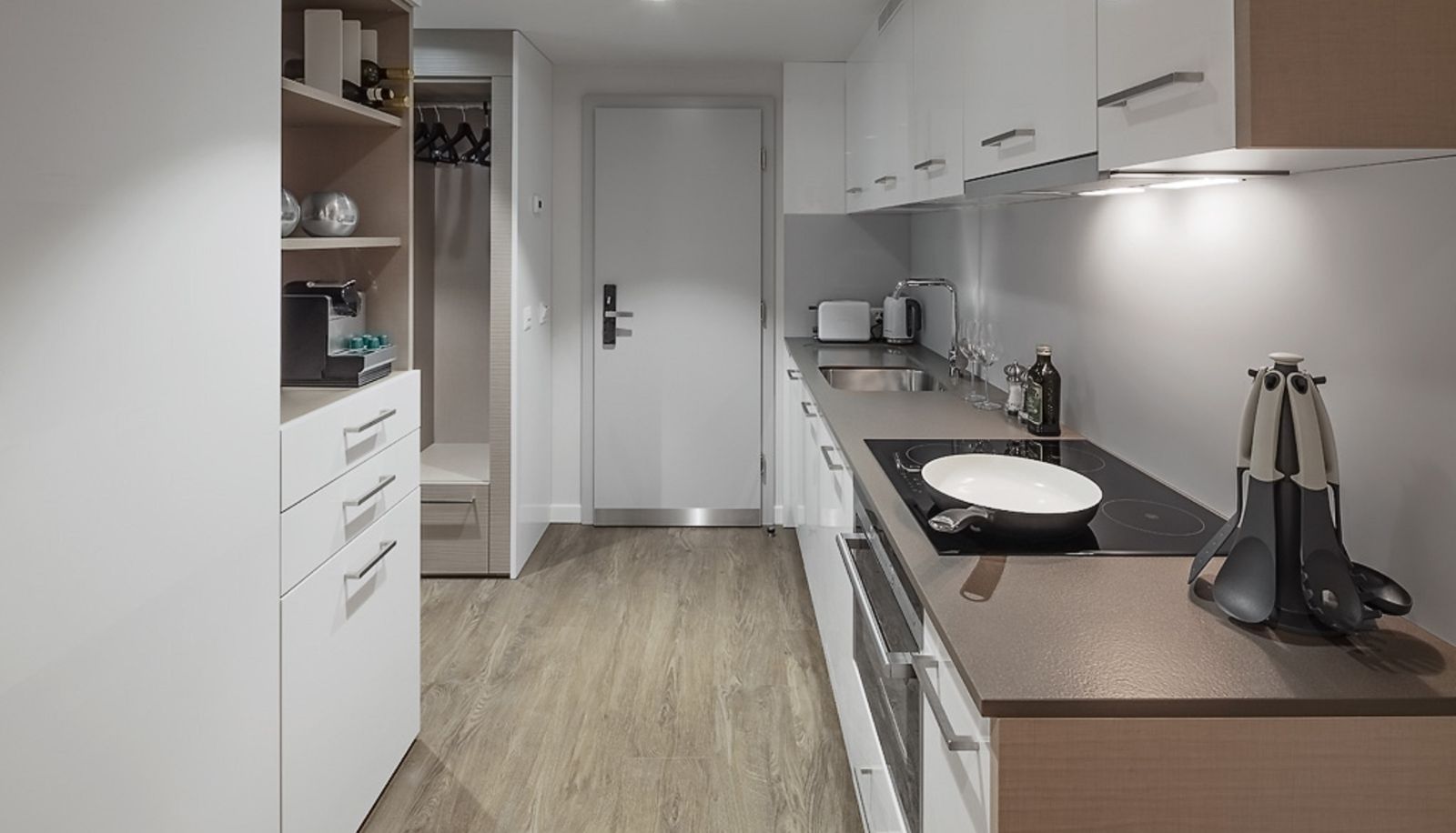 Kitchen area in the room - Base Nyon