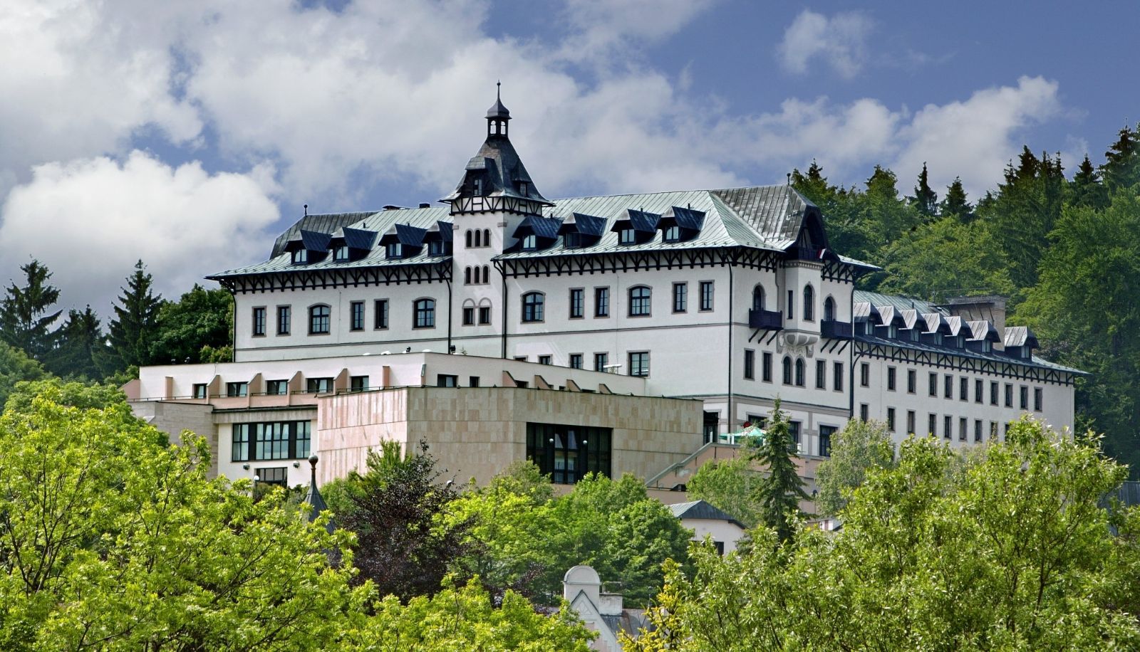 Hotel outdoor area - Chateau Monty