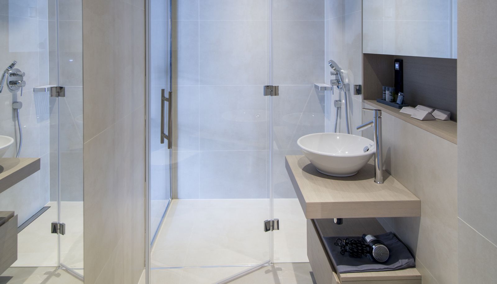 Bathroom - Ilonn Boutique