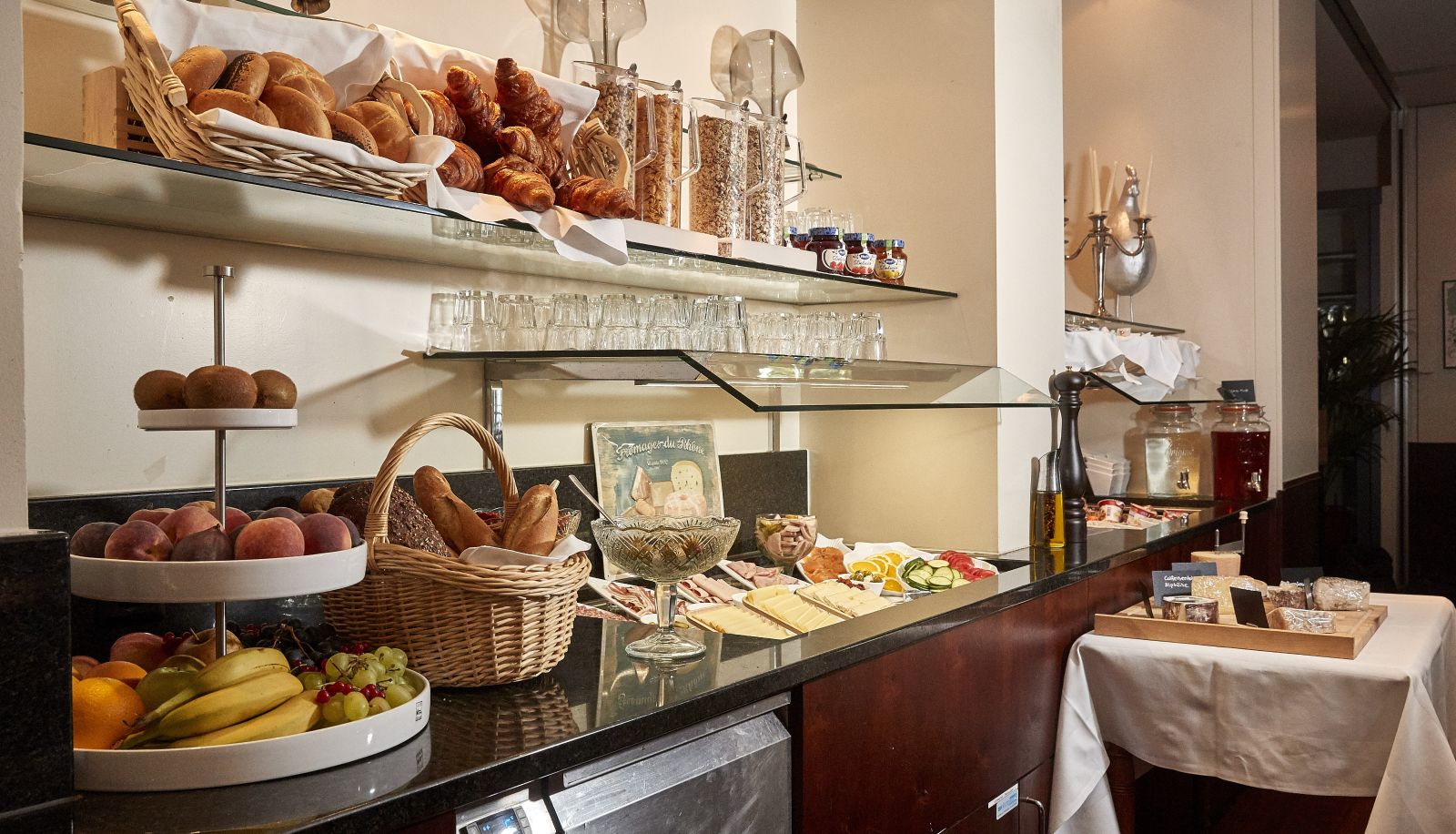 Buffet - Parkhotel Schwert - Self-Check-in