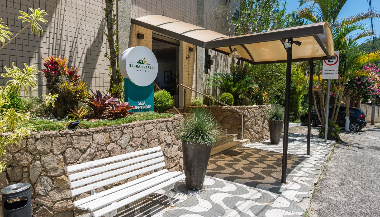 Hotel outdoor area - Hotel Serra Everest