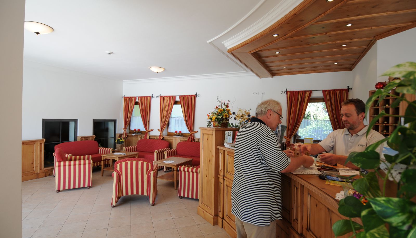 Reception - Kröll Hotel & Gasthof