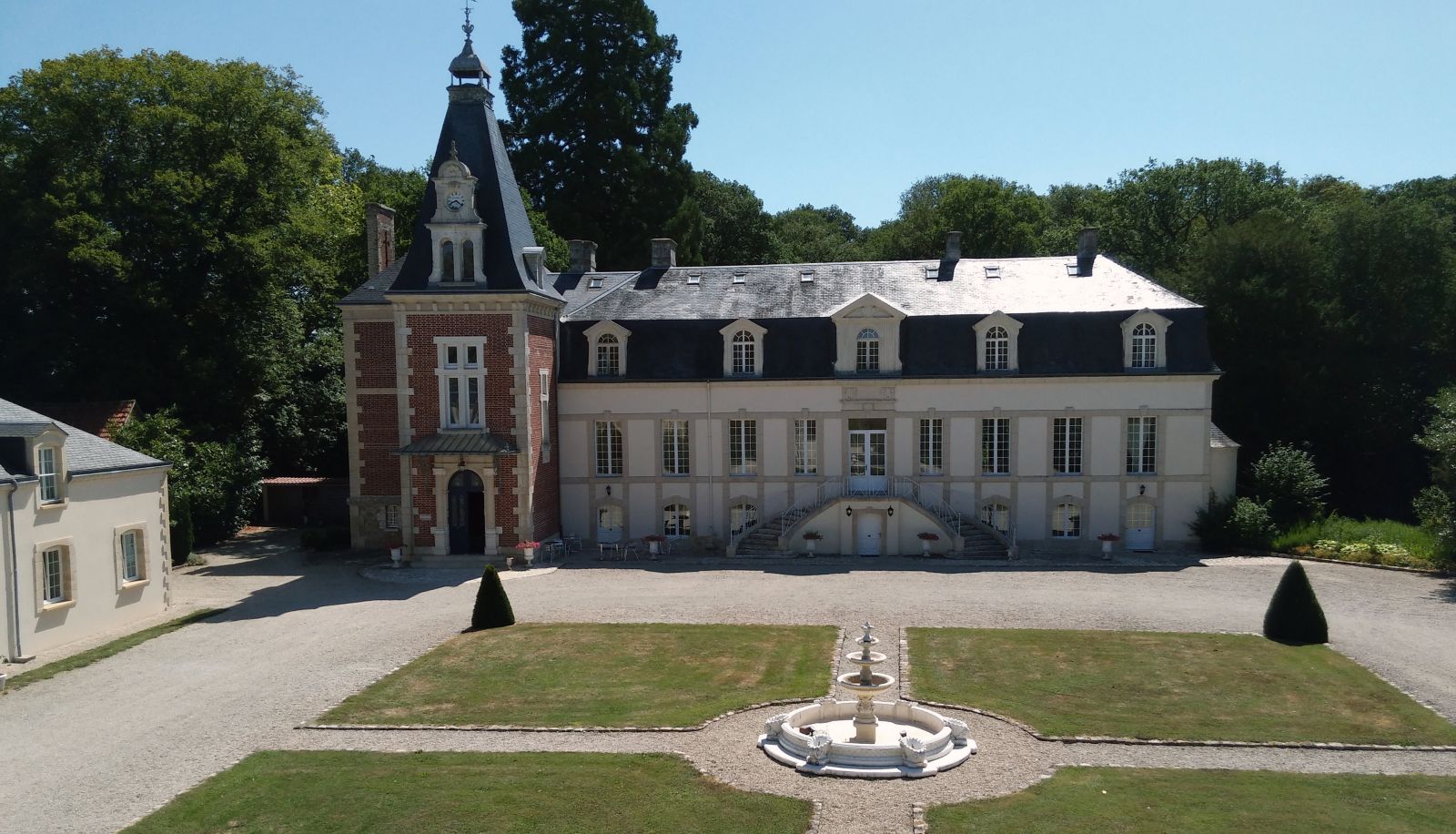 Buitenruimte van het hotel - Citotel Domaine de Moresville