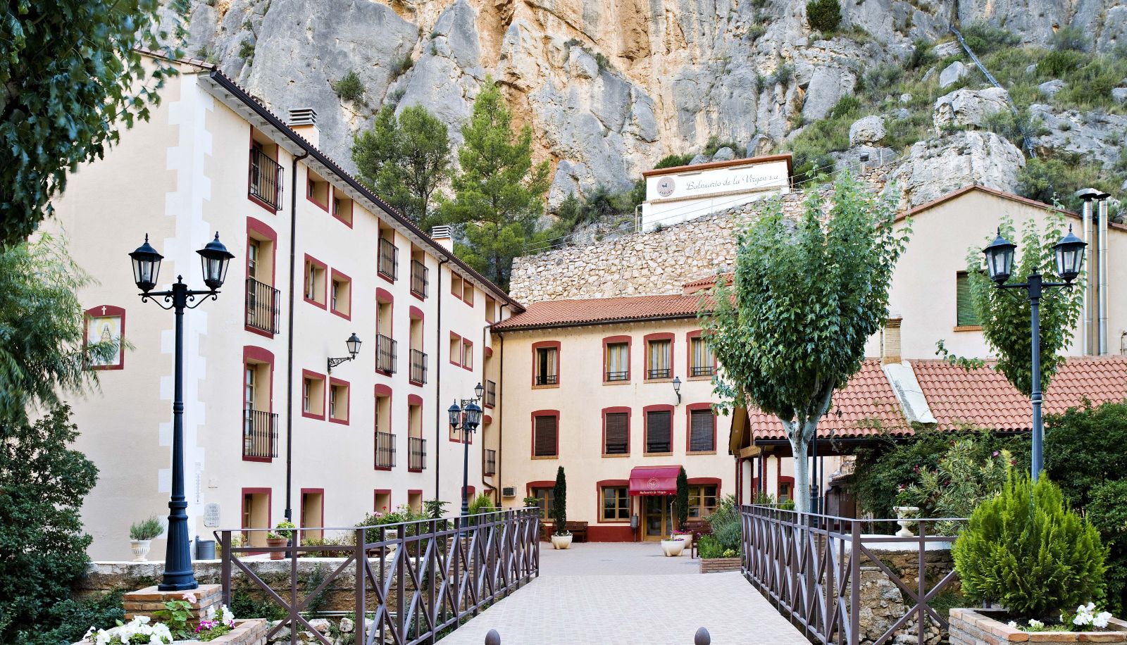 Zona exterior del hotel - Balneario de la Virgen