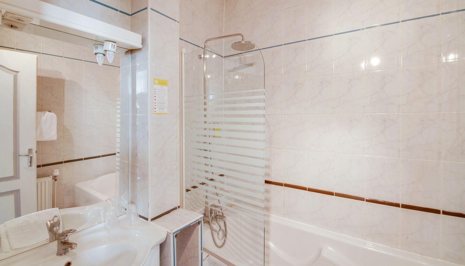 Badkamer - BRIT HOTEL Les Comtes de Champagne