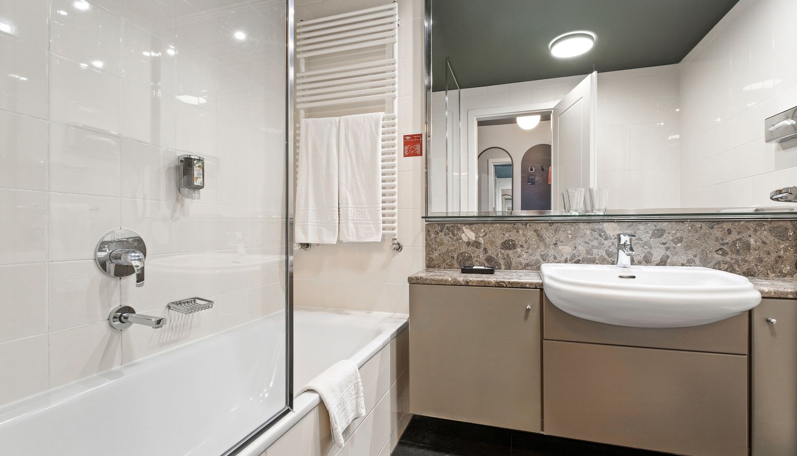 Chambre standard (simple) - Adina Apartment