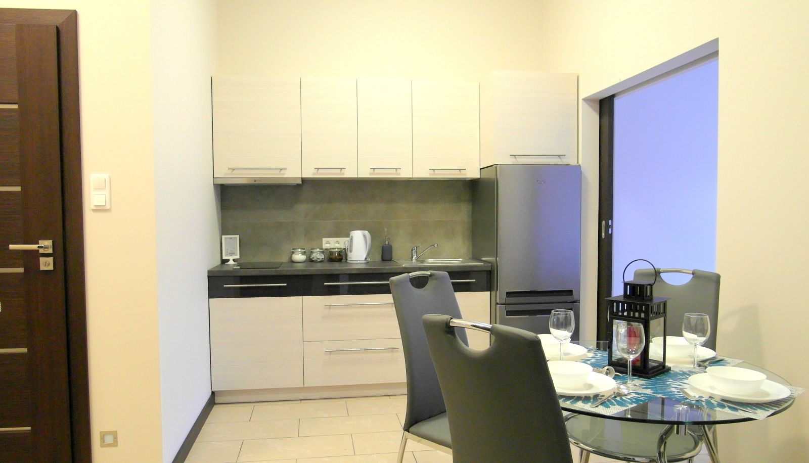 Küchenbereich im Zimmer - Rint Apartments Świętojańska Street.