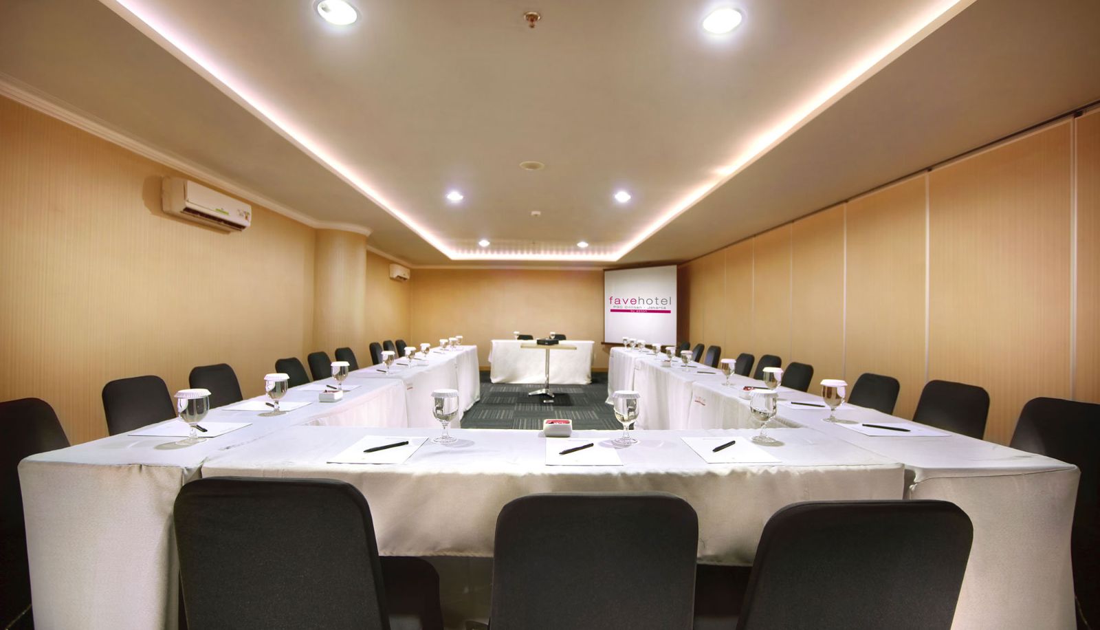 Sala riunioni - favehotel PGC Cililitan