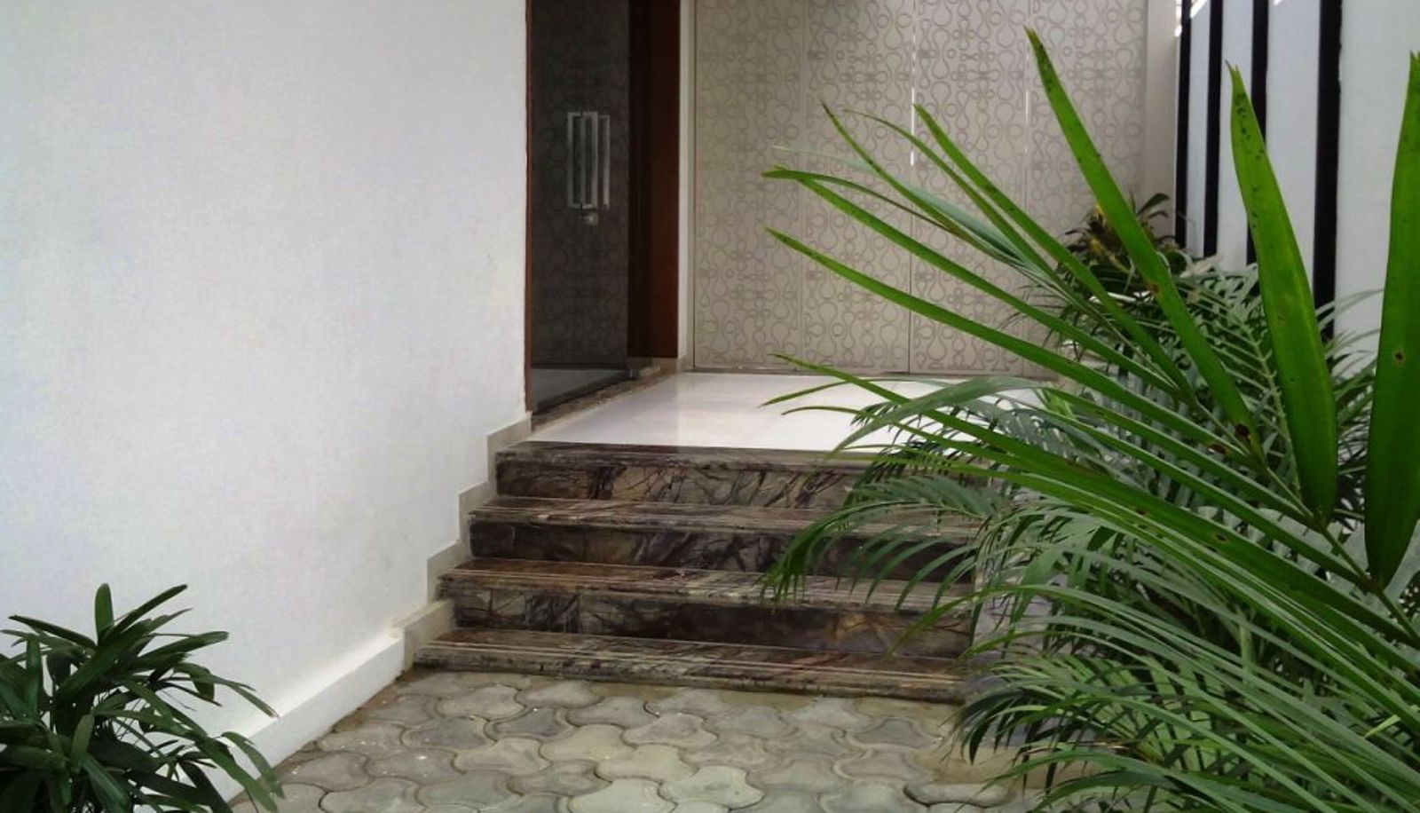 Buitenruimte van het hotel - Lords Eco Inn- Gandhidham