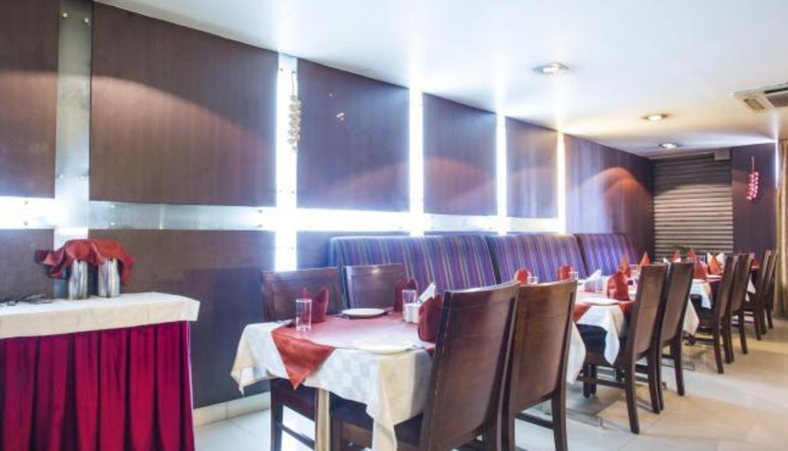Frühstücksraum innerhalb des Restaurants - Hotel Atithi