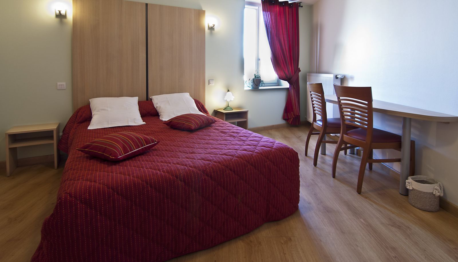 Buitenruimte van het hotel - Les Sires de Semur Hôtel Restaurant