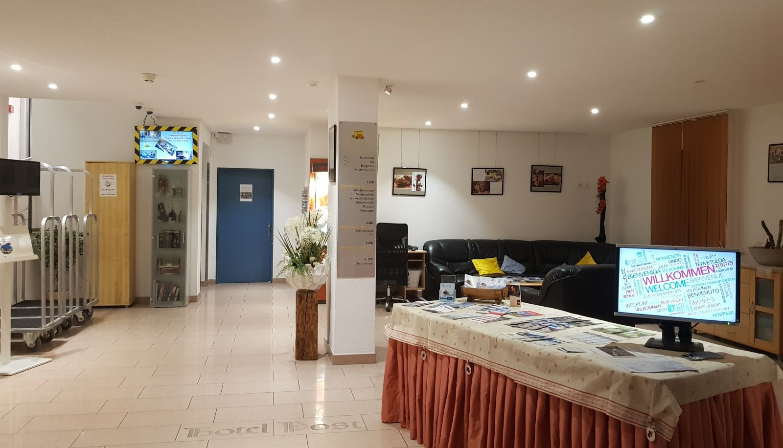 Hall - Post