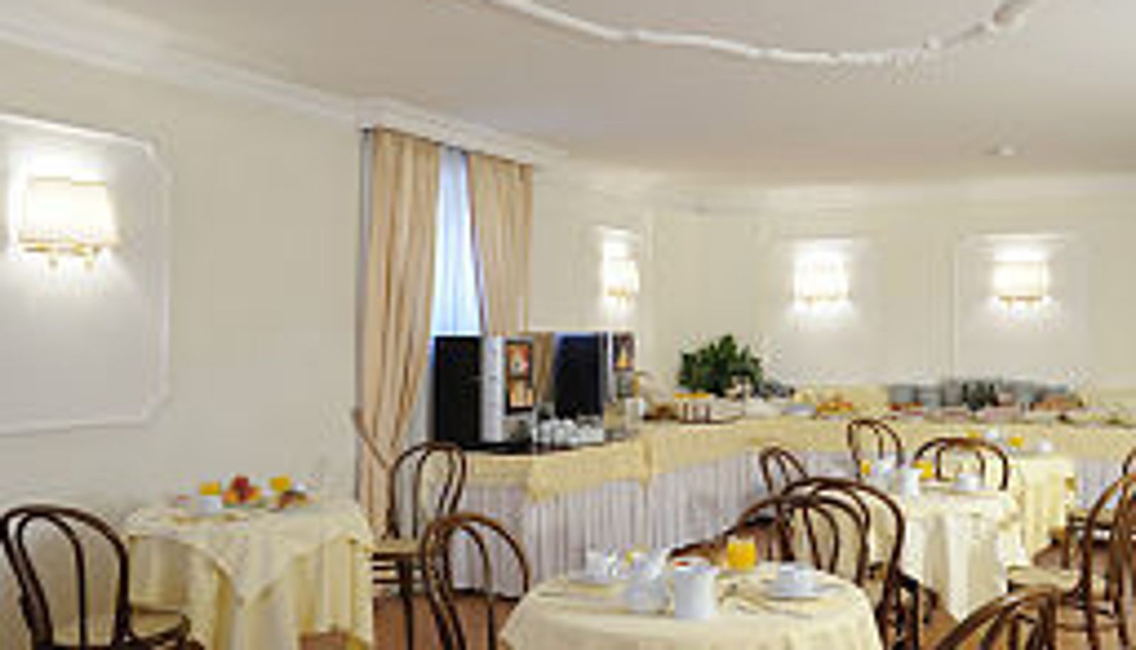 Sala de desayunos dentro del restaurante - Torino Hotel