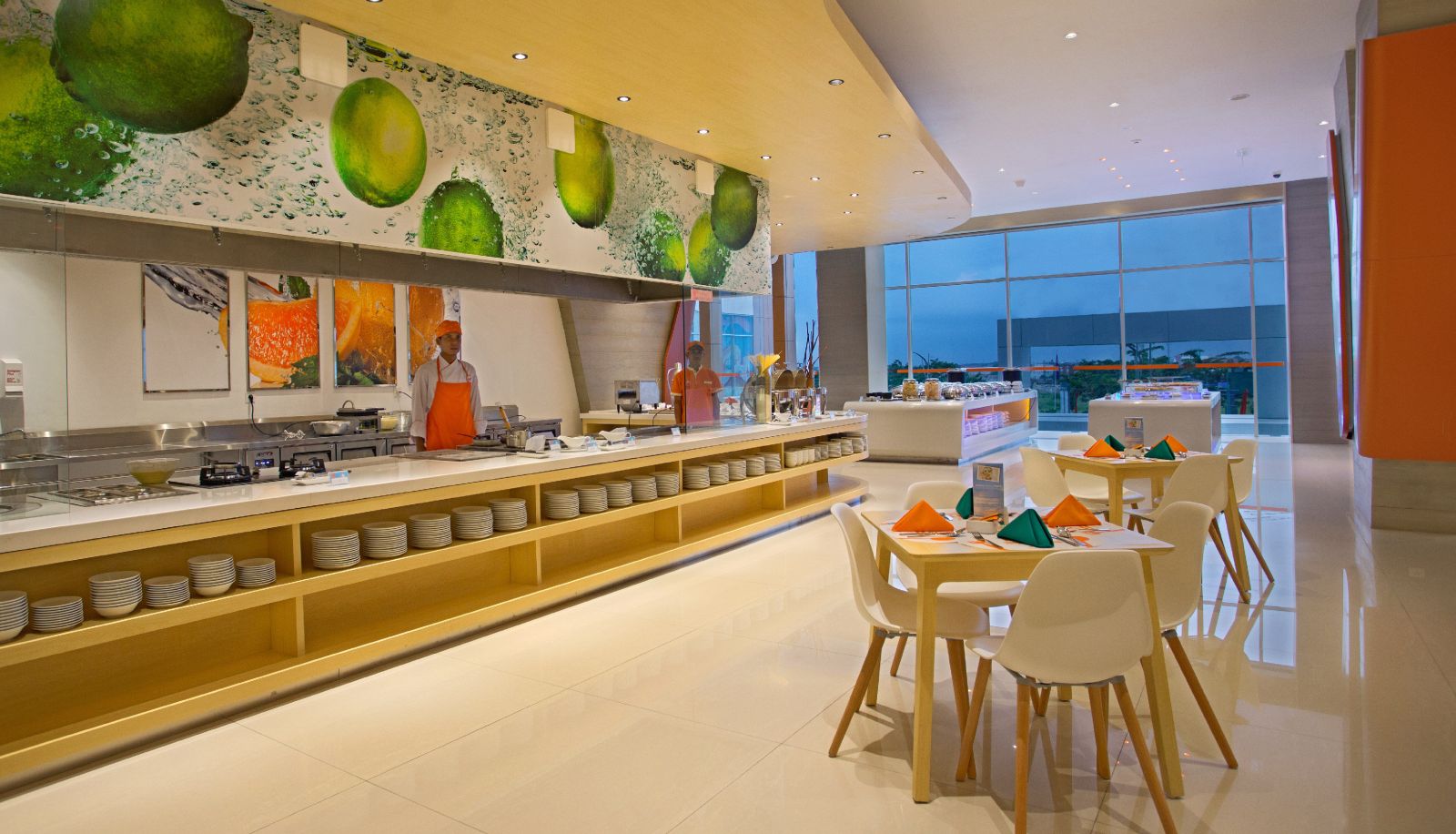 Sala prima colazione all'interno del ristorante - HARRIS Hotel & Conventions Bekasi