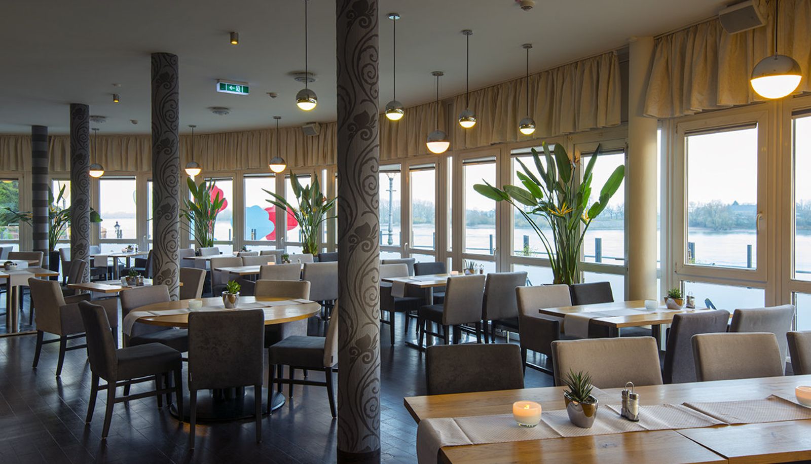 Salle de petit-déjeuner dans le restaurant - Rheinpark Rees