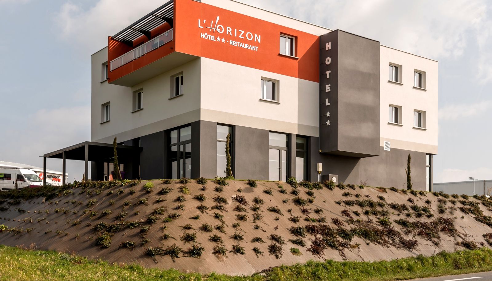 Buitenruimte van het hotel - L'Horizon Hotel-Restaurant