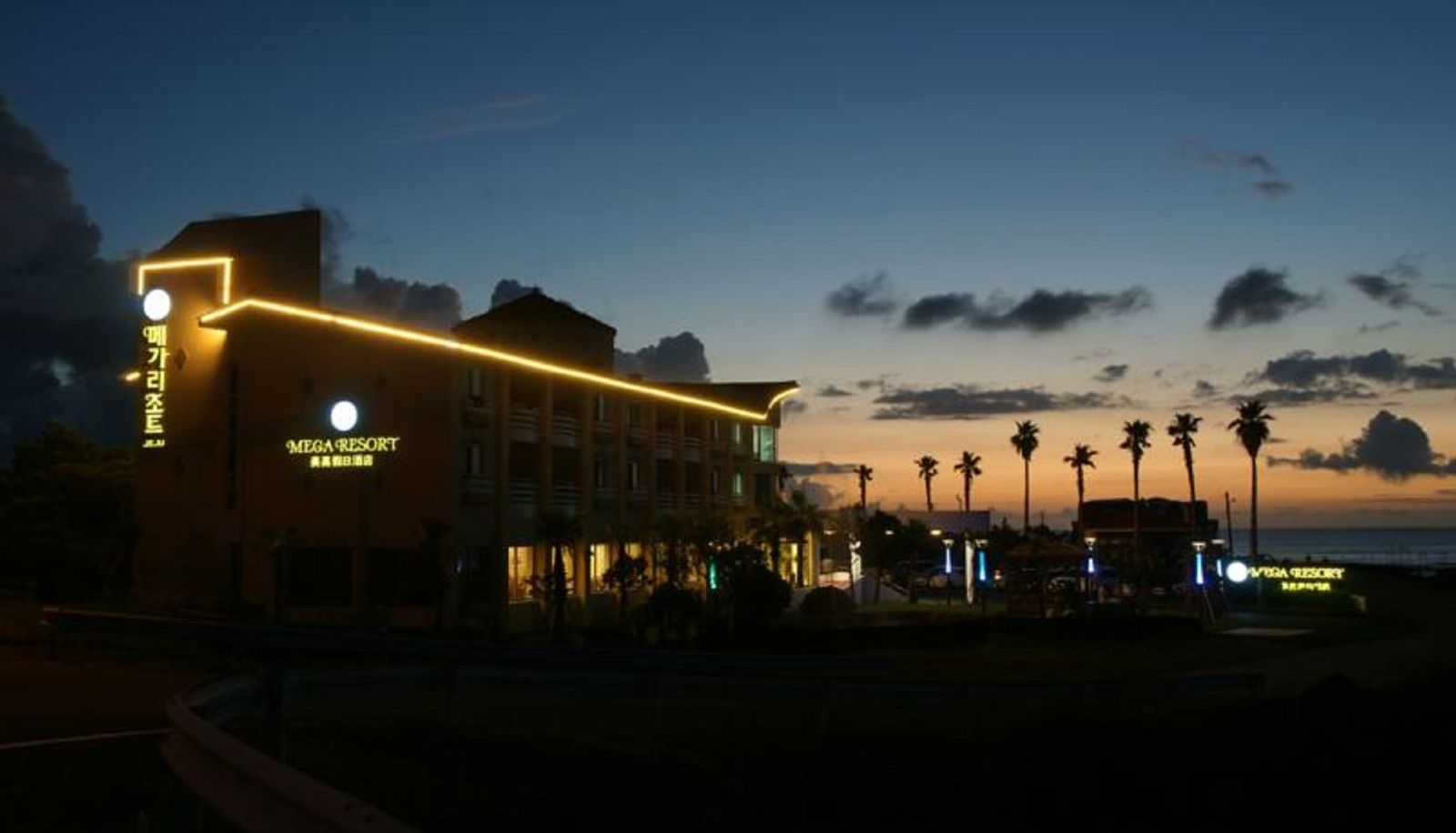 Hotel outdoor area - Mega Resort