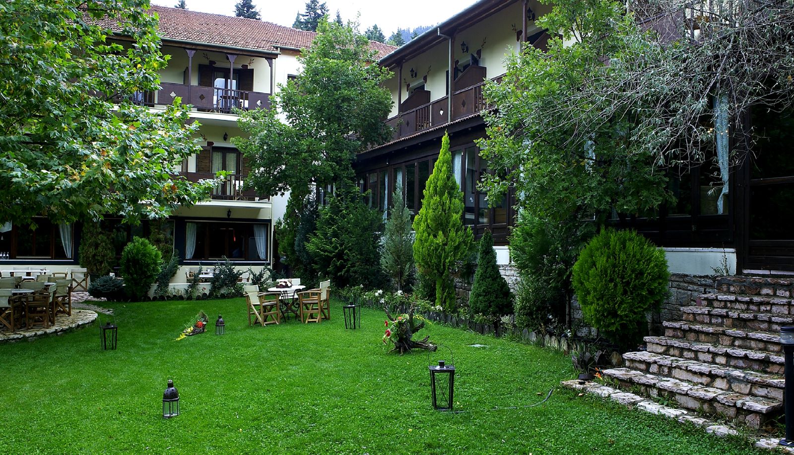 Jardín - COUNTRY CLUB HOTEL& SUITES