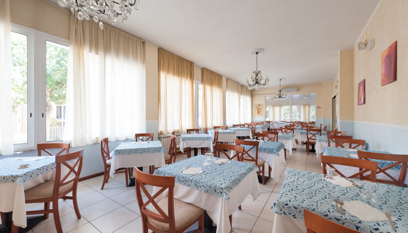 Sala śniadaniowa w restauracji - Regina