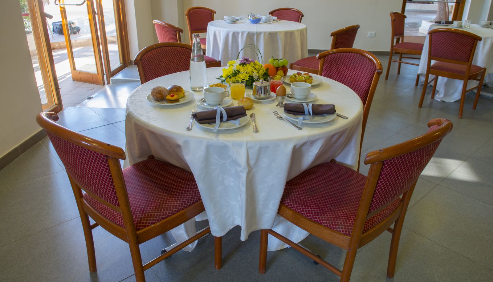 Sala śniadaniowa w restauracji - Dei Pini