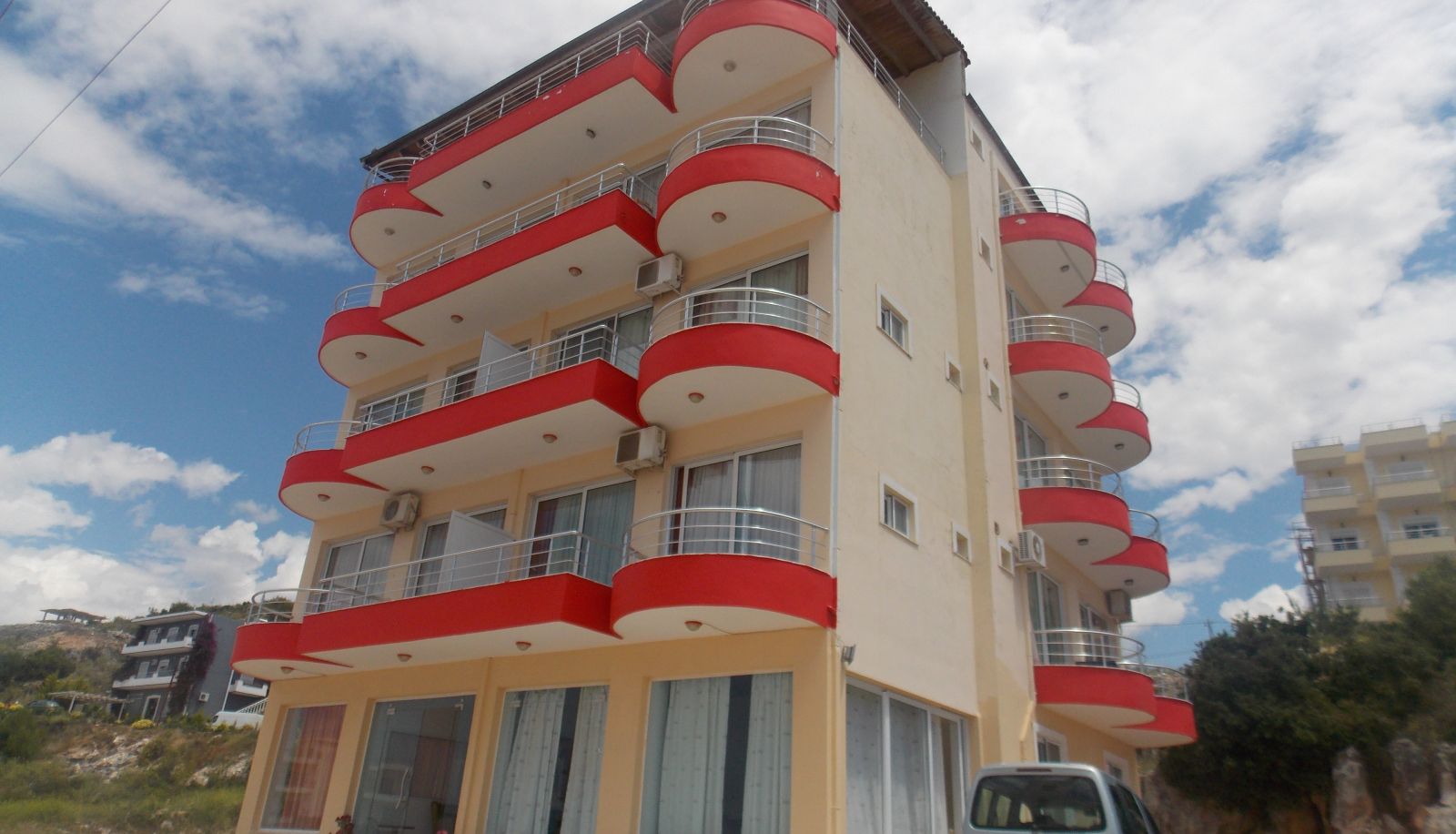 Hotel Außenbreich - Damian Saranda Hotel