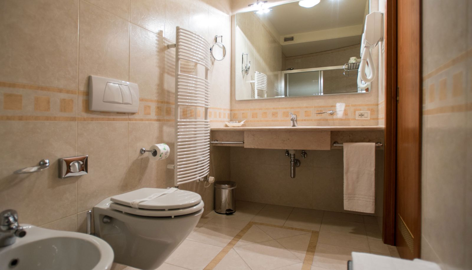 Badezimmer - Phi Hotel Astoria