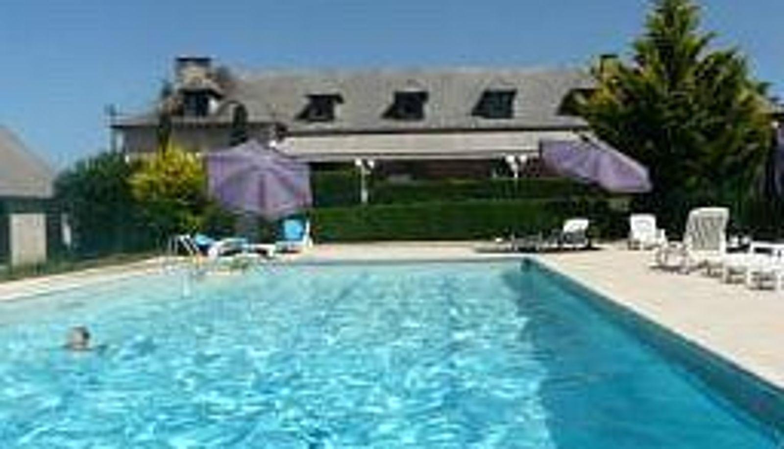 Piscina - The Originals Relais Hôtel Restaurant Les Coquelicots