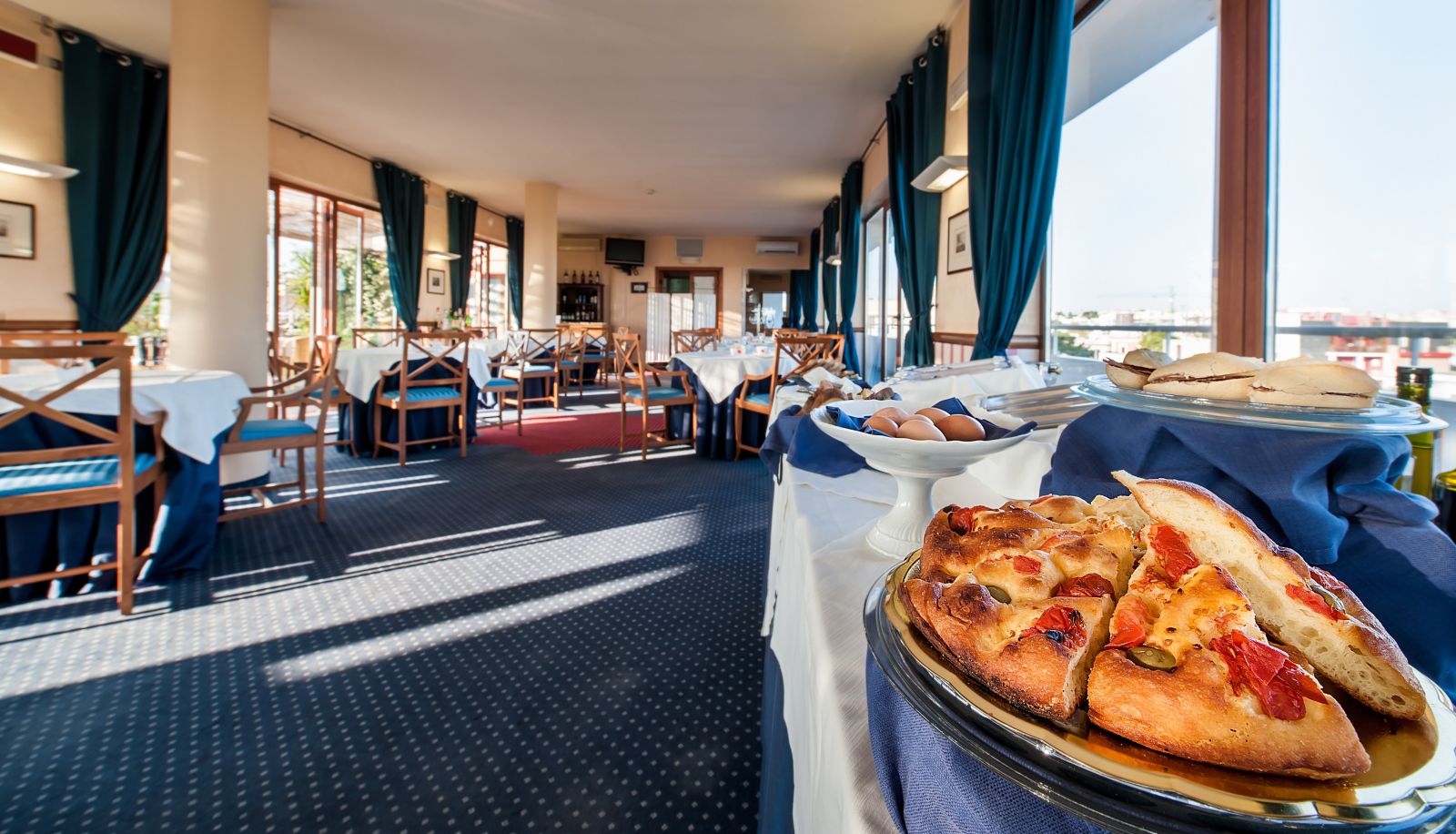 Sala śniadaniowa w restauracji - La Baia