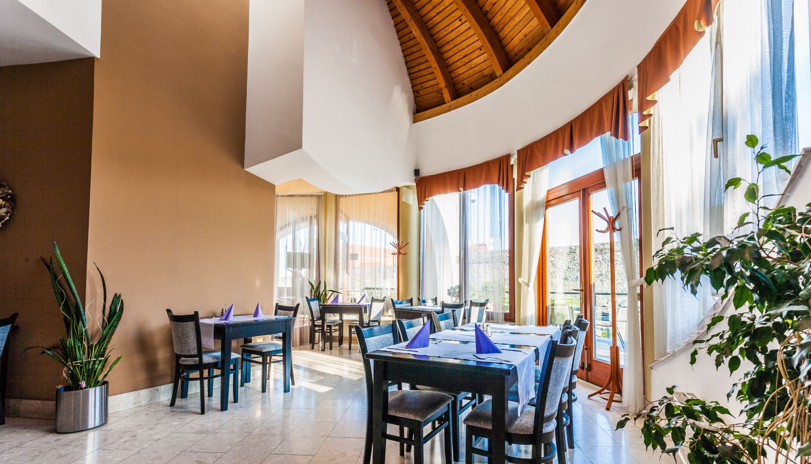 Salle de petit-déjeuner dans le restaurant - Sándor Hotel