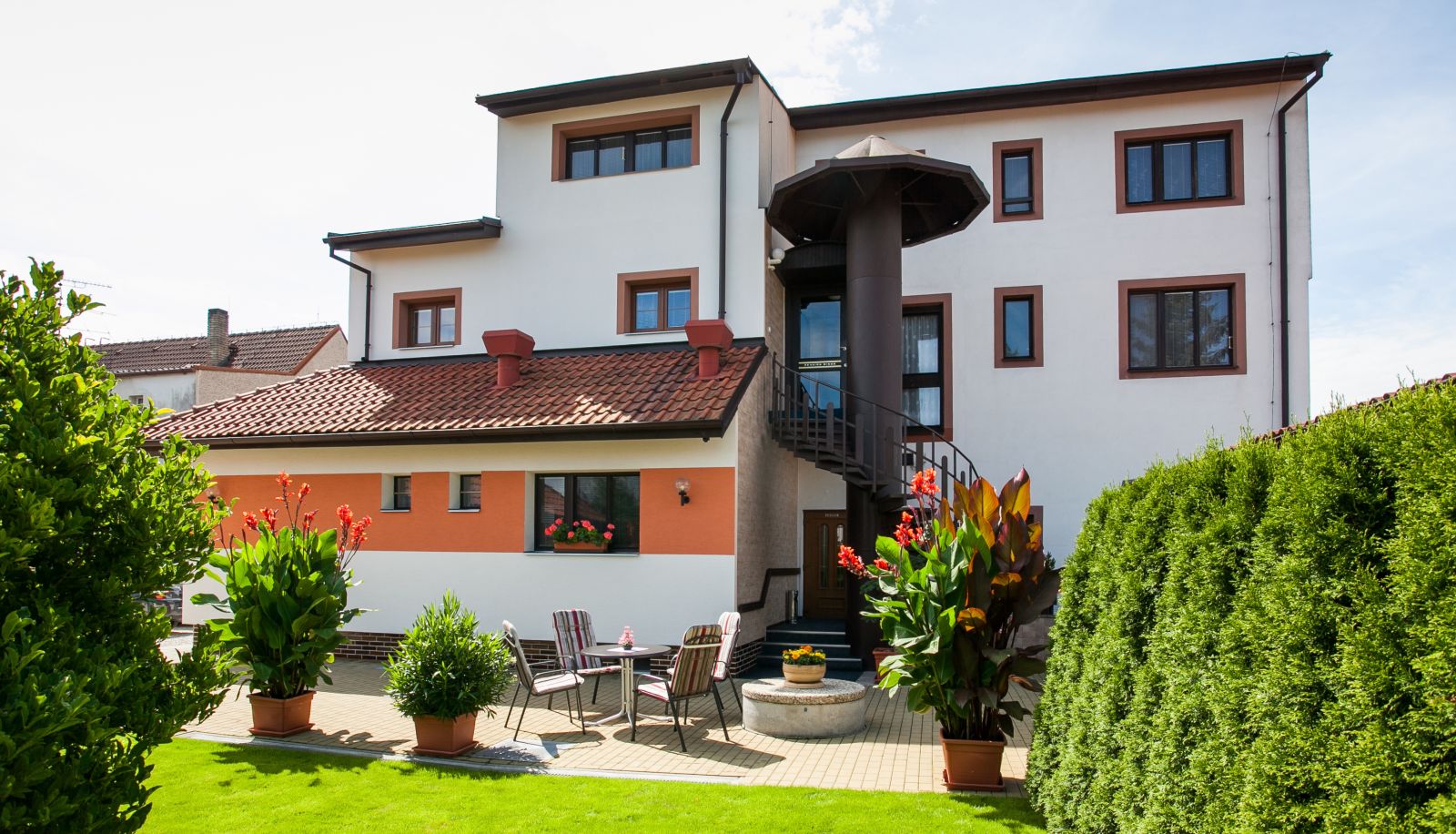Hotel outdoor area - Minor