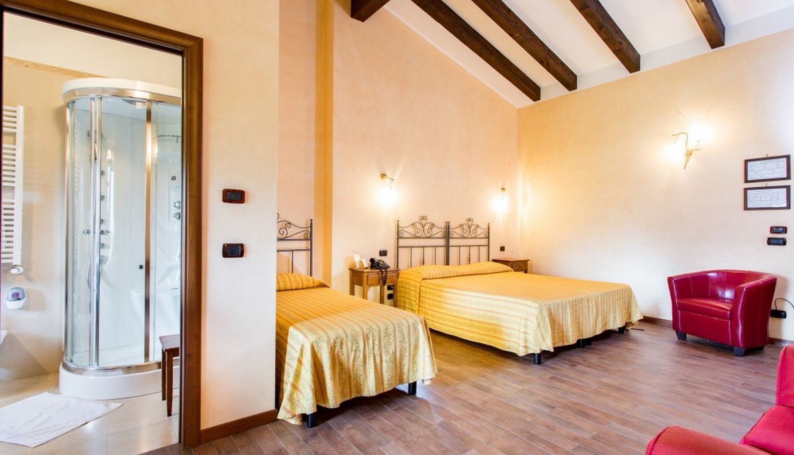 Dreibettzimmer - Villa Santa Caterina Agriturismo