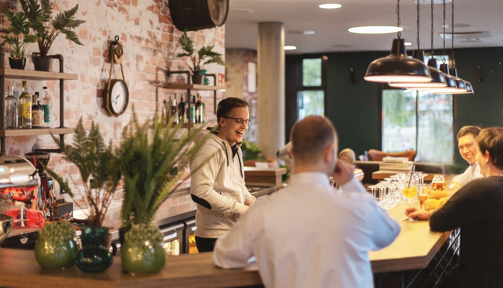 Bar - Holiday Inn - the niu  Bricks Hamburg Eppendorf  by Ihg